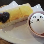 カフェ猫の散歩道 - 小倉トースト の付いた モーニングサービス。猫のプレートと 猫の顔の描かれた茹で卵、サラダ が付いています。 ブレンドコーヒー 420円（税込）。 