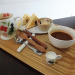 カフェ猫の散歩道 - モーニングサービス の 塩麹玉子のハーフサンドモーニング ドリンク代金 + 100円。ブレンドコーヒー 420円。