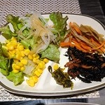 へぎそば 昆 - 食べ放題のサラダ、お惣菜（きんぴら、ひじき、高菜）