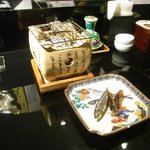 お通し（きびなご・さんま・ほたるいか）（九谷焼皿）