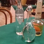 コロッセオ - ぶどうやギターの形が掘り込まれたお酒のボトル、ゴロンと丸ごと洋梨が入ったお酒のボトルも