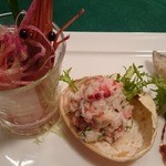 コロッセオ - ブリっと大きなボタン海老や平目のマリネ、キリリとピンクペッパーが効いたズワイ蟹サラダ仕立て