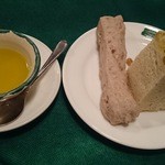 コロッセオ - 自家製パンはスティック状の胡桃パンと、茄子のフォカッチャをオリーブオイルで