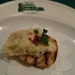 コロッセオ - アミューズはガーリックが効いた、干し鱈とじゃが芋ペーストのバゲット乗せ