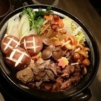 うしごろ 貫 五反田店 - 味噌ベースの鍋：煮込む前