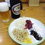 とんかつ専門店 とん豚 - キリンラガー。「和のサラダ」をつまみながら。