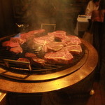 Hy's STEAKHOUSE - 大量のお肉が焼かれています(16-04)
