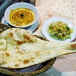シプラインディアンレストラン - チキンムグライ（卵入りチキンカレー）とナン、サラダ