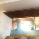 24/7 Gallery Menu - ハワイ諸島のオブジェが壁に