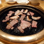 焼肉 風風亭 - 2010/8 厚切りステーキと豚トロ塩焼　焼けてきた図