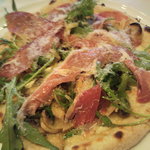 カトリカ - ルッコラ、生ハム、マッシュルームのピザ