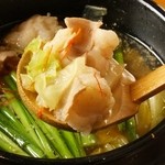 極虎餃子 - 人気の炊きモツ