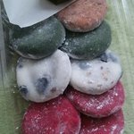 かど丸餅店 - H27時季外れのいちご大福（いちごなし）、その他大福。このなかでは桜餅が一番気に入りました♪