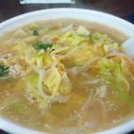 新華苑 - 甘味のあるキャベツが沢山入った味噌ラーメン、バターが効いてて温まります。