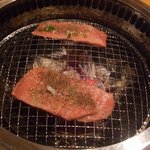 炭焼 金竜山 - タンを焼いてるところ