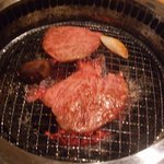 炭焼 金竜山 - カルビを焼いてるところ
