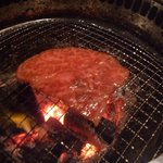 炭焼 金竜山 - 特上ロースを焼いてるところ