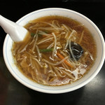 栄信軒 - もやしソバ620円
      醤油スープの上に具材を炒めた醤油餡
