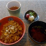 鉄板焼 りんくう  - ランチ：ガーリックライスとお味噌汁とお漬物