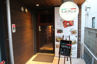 TAVOLA - 隠れ家的な入り口の店内ですが