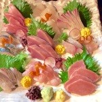 花門 - 料理写真:当店で人気の刺身盛り合わせ。一人前   1200円から