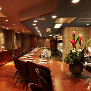 落ち着いたカウンター席で楽しむ京風フレンチはデートに最適