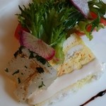 Furansu Chuubou Kei - 前菜：白身魚のテリーヌに、イカ添え