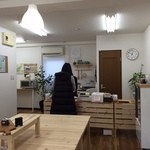 サナあわじ 中野坂上店 - シンプルで清潔感のある店内