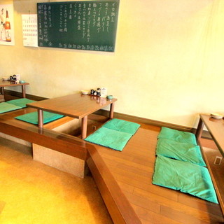 足も伸ばせる掘りごたつ席