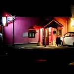 シプラインディアンレストラン - 暗闇の中に浮かぶ怪しげな外観（夜）