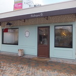 ブーランジュリー シス - 淡い水色（？）のお店はケーキ屋さんのよう