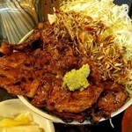 ぼんてん酒場 - 炭火焼された肉厚な豚肉は柔らかくて旨味がたっぷり。
      この甘辛しょうゆタレがまた食欲を掻き立てます^_^