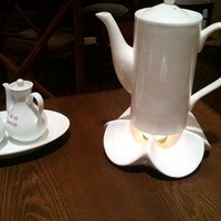 中国飯店 紫玉蘭 - 卓上のポット。お茶はろうそくの火で最後まで温かい。