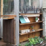 はぐら茶屋 - 入口横の外観です。