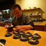 日本料理 たかむら - 蓋の上には、梅などの食べ物に関連のある素晴らしい装飾が施されています。と高村さんに教えて頂きました。