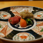 日本料理 たかむら - 炙ったミスジを内側に巻くという発想が秀逸。