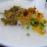 清粥小菜　明 - サツマイモ粥 ～山海月の醤油漬けを載せ自家製ラー油をかけて～