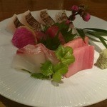 味人 - お造り：真鯛、マグロ、太刀魚焼霜