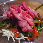 清粥小菜　明 - まだ名前のない料理
                                『清粥小菜明さん特製炙り牛肉の青椒牛肉絲～ピーマンと玉葱のオイスターソース炒めの上に生の牛肉、バーナーで炙り合わせて頂く～』
                                