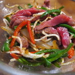 清粥小菜　明 - まだ名前のない料理
      『清粥小菜明さん特製炙り牛肉の青椒牛肉絲～ピーマンと玉葱のオイスターソース炒めの上に生の牛肉、バーナーで炙り合わせて頂く～』
      