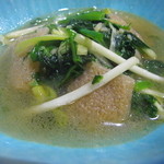 清粥小菜　明 - 豆苗と黄ニラと衣笠茸のスープ煮込み