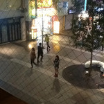 馬桜 - カウンター席から見えるアーケードの風景。夜の9時ぐらいだったが、それほど人通りは多くない。