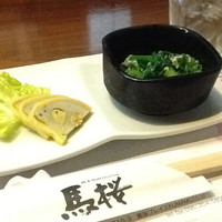 馬桜 下通り店 - 先付けと小鉢。おお、いきなり熊本名物の辛子蓮根と来たか。イイネ。