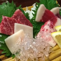 馬桜 下通り店 - 馬刺し。過去にも他店で食べているが、全く次元が違う。ビジュアルも素晴らしく、見本画像みたいに見えるがもちろん本物。