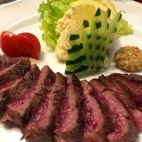 馬桜 下通り店 - 馬肉のヒレステーキ。柚子胡椒をつけて食べる。極ウマ(馬だけに)。付け合わせに至るまで完ぺきな盛り付けにも感心。