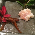 じどりや 穏座 - いさざ(スズキ目ハゼ科の琵琶湖の魚)
      、右はササミの鮒寿しのような料理