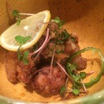 じどりや 穏座 - 雌のモモの手羽、膝軟骨の唐揚げ