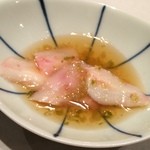 じどりや 穏座 - 雄のトサカの刺身　ポン酢だったような・・　　赤ナマコのような、コリッとした食感を楽します