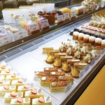 パティスリートレカルム - ショーケース店内