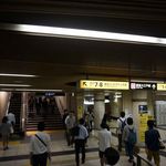 NIKUAZABU - その後通路を進むと7.8番出口行きの階段&エスカレーターがあり